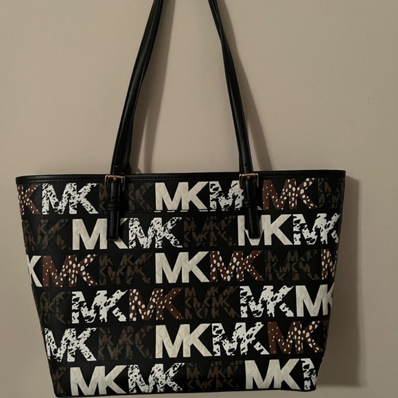 Michael Kors Jet Set Carryall Tote - Picture 2 of 4